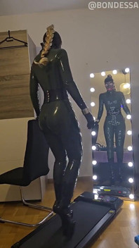 Awek hamba lateks tersedak berjalan di Pony Heels dan But Ballet Di Treadmill Dan Dapat Orgasme Di Hujung dan Pancutan Mani Di Mukanya