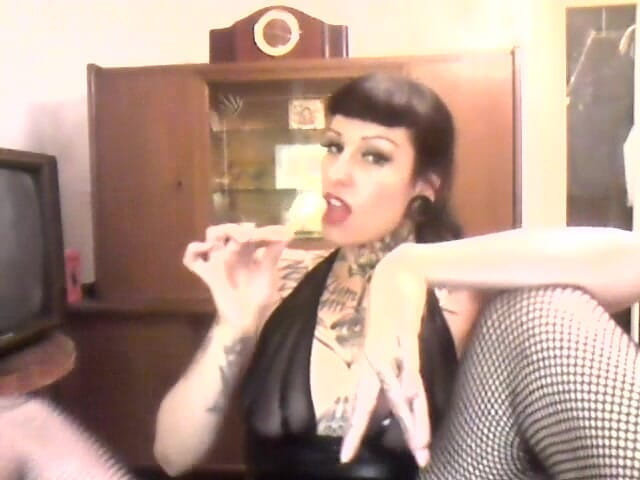 Domina Lady Vampira - SM Studio Femdom Empire: Zuckerlippen