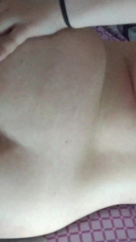 Vedo il grosso culo della mia ragazza nella camera da letto e sono eccitato di inserire il mio grosso cazzo