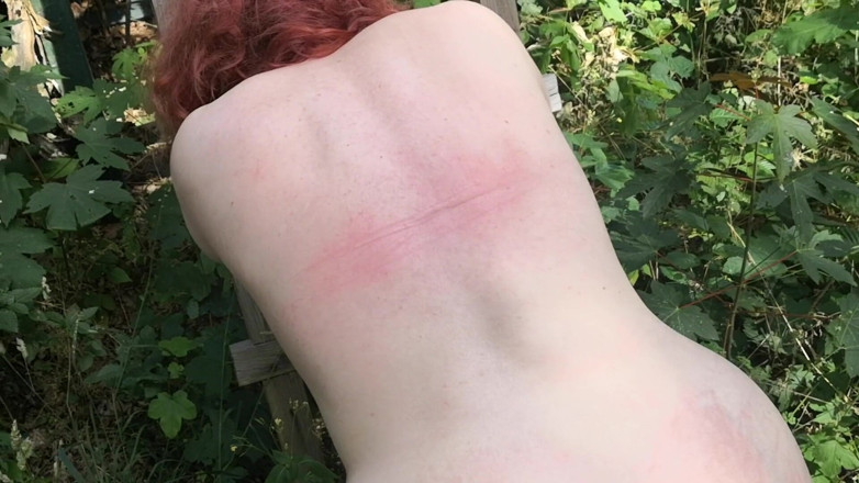 Bouncy Tits Action: Naplácám mi na záda venku