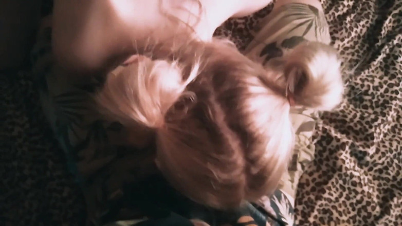 Taboo Room: Un demi-frère baise sa petite demi-sœur - tabou