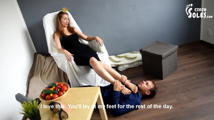 Czech Soles - foot fetish content: 王女の足元に忠実な臣下