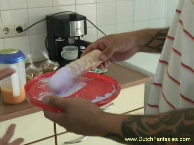 Dutch Fantasies: 丰满的金发荡妇吮吸并骑乘又大又硬的鸡巴