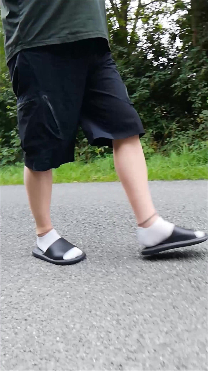 Carmen_Nylonjunge: 自然の中でスリッパと白い靴下で