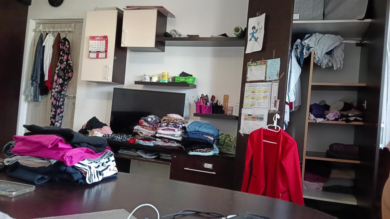 Amateur_MS: Жена развлекается примеряя одежду и разрезая ее в любительском видео.