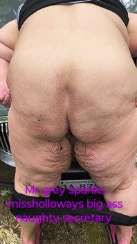 Mr Grey nam mevrouw Gang mee naar het bos om haar dikke kont hard te slaan