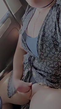 Vídeo completo - Transsexual acaricia pau gordo ao lado de estrada movimentada