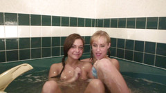 Hand Lotion Studios: nastolatka uprawiają seks lesbijski w wannie