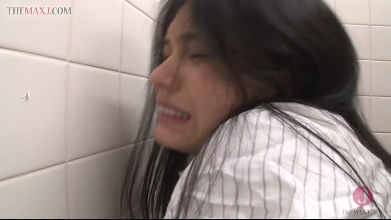 Asian happy ending: Remaja Asia seksi dikongkek dalam bilik air - bahagian 2