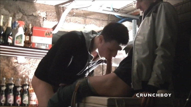 French Twinks Amator videos: Twink fucked by the barman in the restaurant in uniform