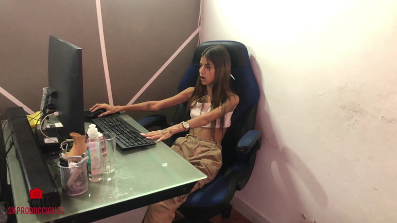 TUflacasex: สาวตัวเล็กผมสีน้ำตาลมาทำงานที่ออฟฟิศ แต่เงี่ยนก่อนเลยนั่งรูดหีมันส์ๆ