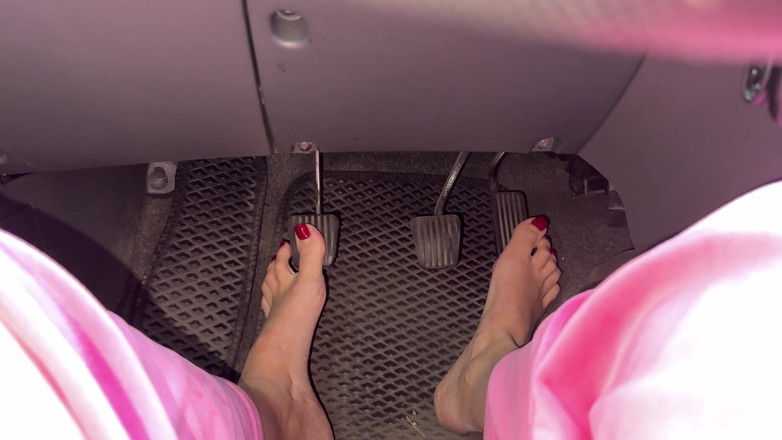 Hottie goddess: Motor smeeken pedaal pomp pov