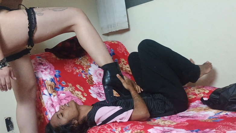 Rubi Torres: Tôi xoa âm hộ của mình vào mặt chị kế của...