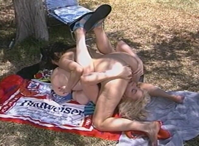 Lesbo Tube: Deux salopes lesbiennes excitées ont envie
