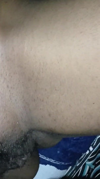 성숙한 갈색 머리 여성이 콘돔 없이 섹스하다가 나를 절정에 이르게 한다