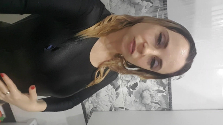 LarisaCum: Je mouille dans un maillot de bain en latex et...