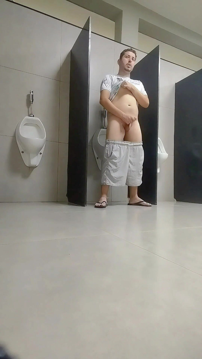 Marcosninfo: Я покрасувалася у ванній кімнаті ринку і ледь не потрапила в полон охоронцю.