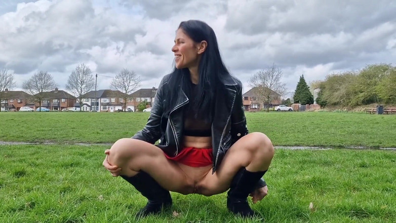 Nicky Brill: Venku pissing a gaping kompilace Nicky Brill