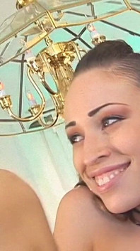 美しい18歳のブルネットがテーブルで犯される