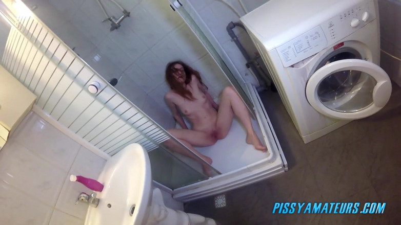 Pissy Amateurs: Con đĩ bẩn thỉu thích đi tiểu trong phòng tắm