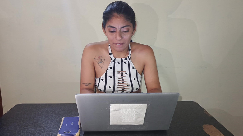 La barbie: Sucks the Cock of the Technician Who Comes to Fix...