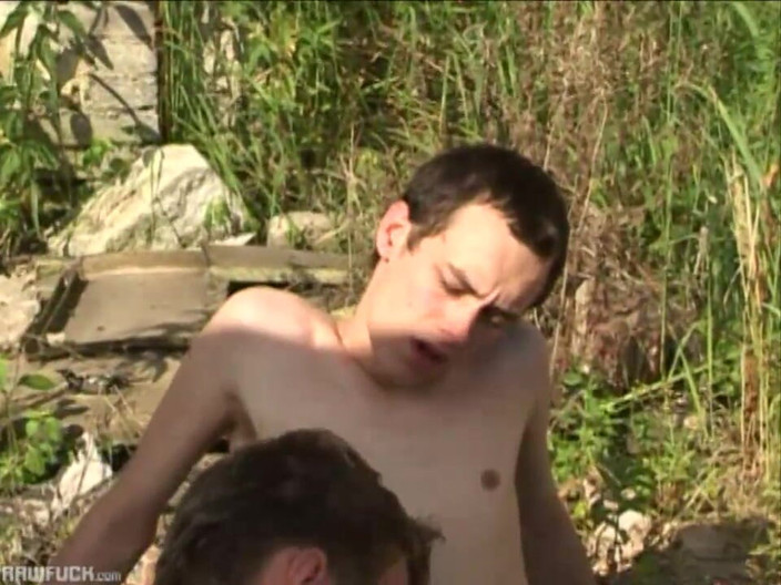 Raw Fuck: Slarvig spermamatning för girig Twink