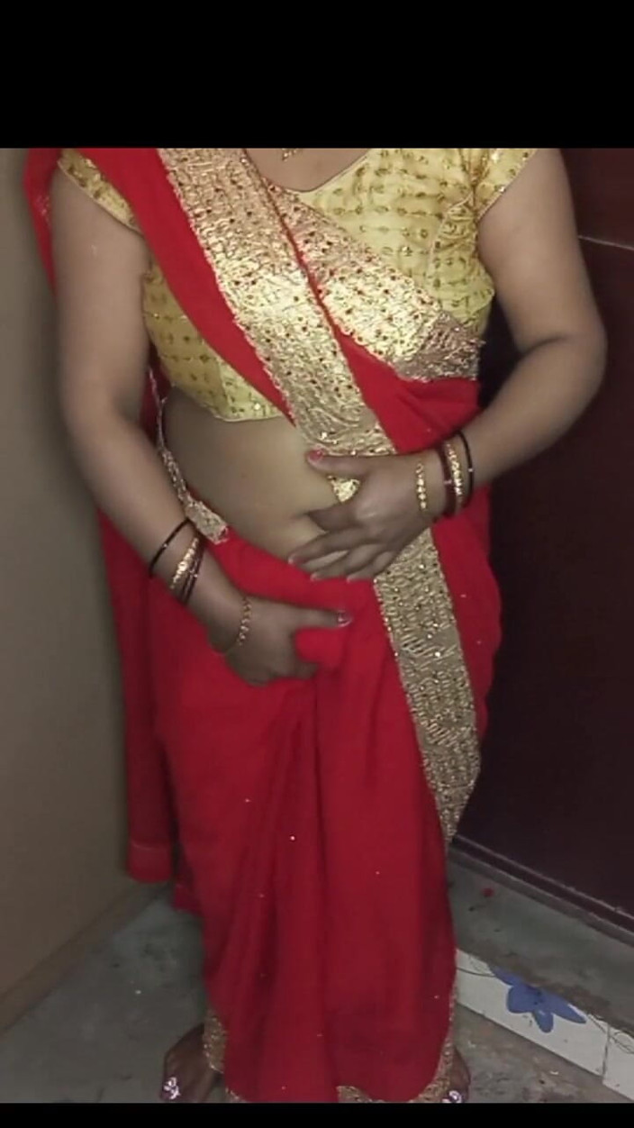 Manjushukla: 隆德饥渴的继妹正在用手指插她。