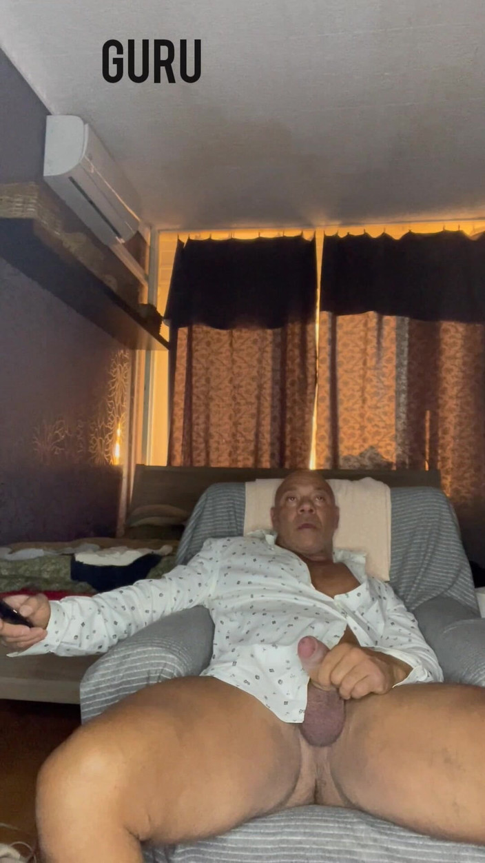 Mr. Guru: Culturist masturbare solo de acasă