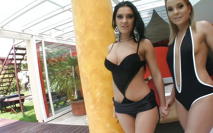 My Porn King: Nadržená dívka saje dva hue ptáky do pusy stříkání