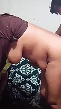 Selamat pagi, ibu tiri, mari kita kongkek. Cuckold telah ditinggalkan. Ibu tiri muslim bertudung.