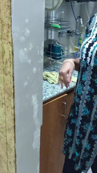 Şeker isteme bahanesiyle komşunun yengesini büyük göğüslü bıraktı