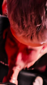 Beta junge wird pegged - tätowierte freundinnen mit strap-on pOV