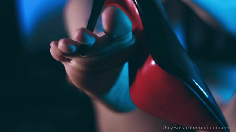 MariLou Moreira: Chodź, zobacz, jak podskakuje na tym gigantycznym dildo, abym spust!...