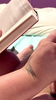 Istri ngentot kontol bahkan saat lagi baca buku