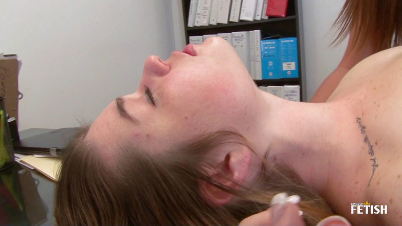 Family Role Playing: सुनहरे बालों वाली बेब अपनी छोटी सौतेली बहन को डैडी के ऑफिस पर वीर्य निकालने में मदद करती है