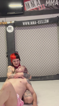 Pvc-stiefmutter qualt sissy in Mma cage - oberschenkelkontrolle & demütigung