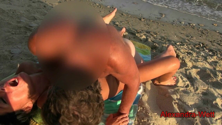 Alexandra Wett: Perverser wichs-streber fickt meine fotze am hotel-strand