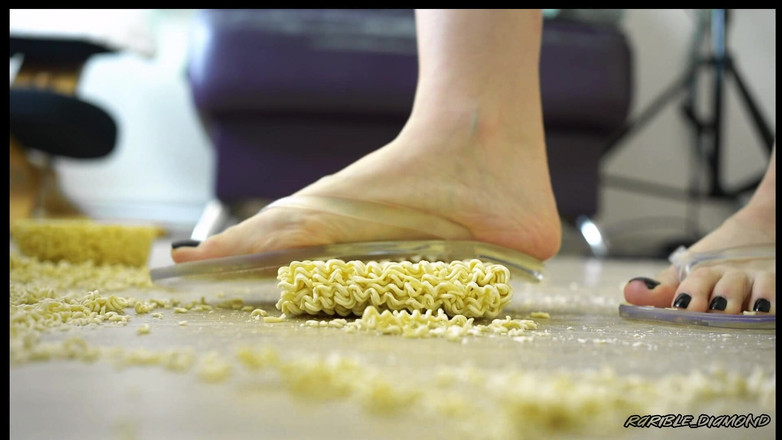 Rarible Diamond: Des pieds sexy se font écraser dans des tongs transparentes personnalisées
