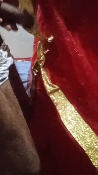新婚夫妇的第一夜性爱故事。妻子与丈夫发生性关系，享受激情的爱