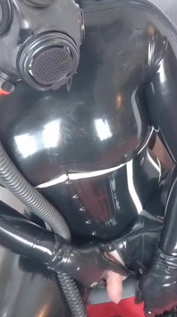 Látex preto e nova máscara de gás