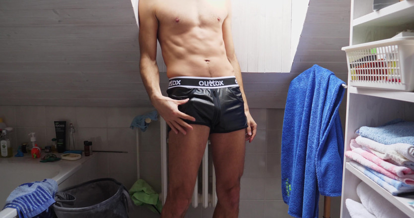 Jerking studs: J'essaye mon nouveau short de jogging complet et j'éjacule dans...