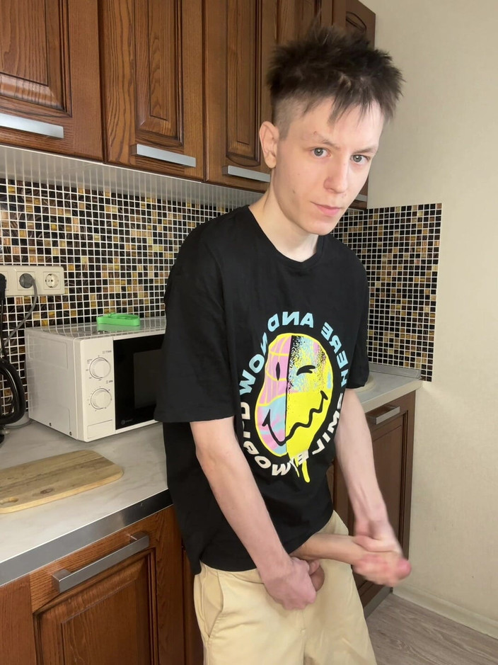 Morflot24: Het stromende sperma van de jonge Twink