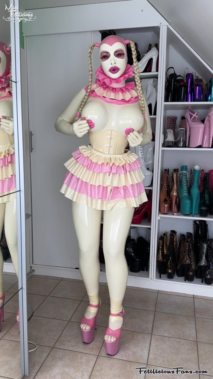 Miss_Fetilicious: Miss Fetilicious in Latex Barbie Doll Outfit