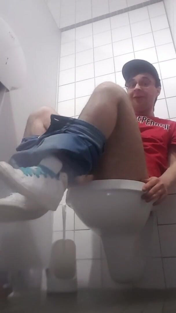 Dennis: Hardcore masturbatie in het toilet en werd bijna betrapt