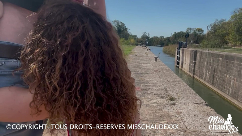 Misschaudexxx: 在锁边炫耀和做爱，太火辣了