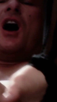 Fetish kakinya yang seksi bikin cowok ini crot di bawah kakinya yang aduhai sambil pakai stoking ketat