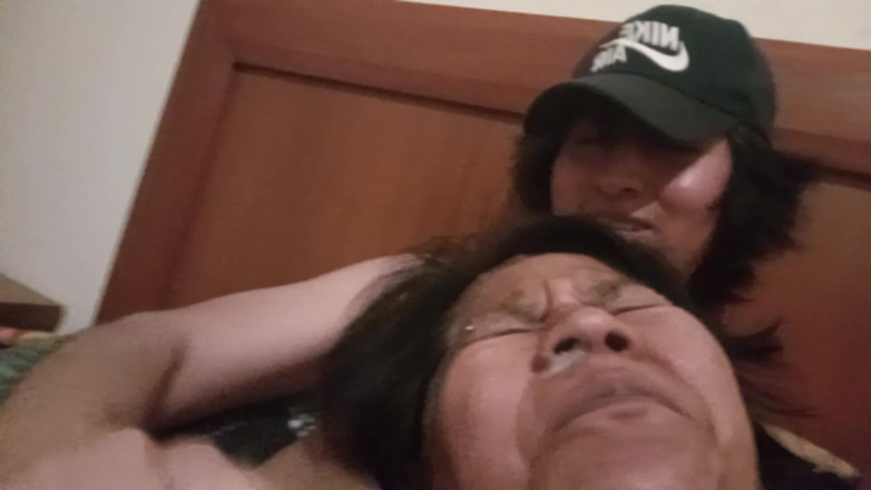 Moo DBOXXX: Guarda come butto latte caldo alla mia matrigna- lei mi è...