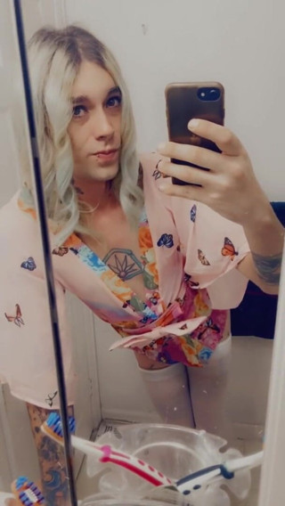 CarmenMelatonin: Kimono Kiss babe wants cock