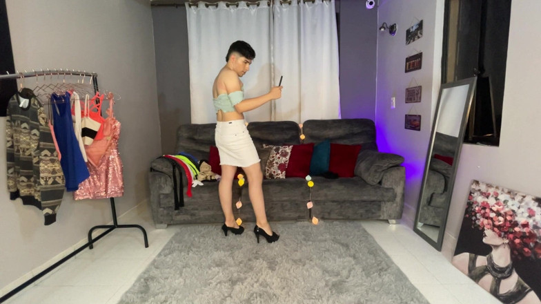 Diego_latinboy: Мужик-сисси использует одежду от сводной сестры
