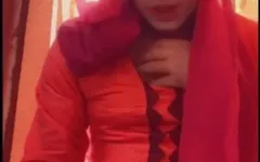 मैं कक्षा के दौरान अपने छात्रों को अपना टैटू कैसे दिखाऊं